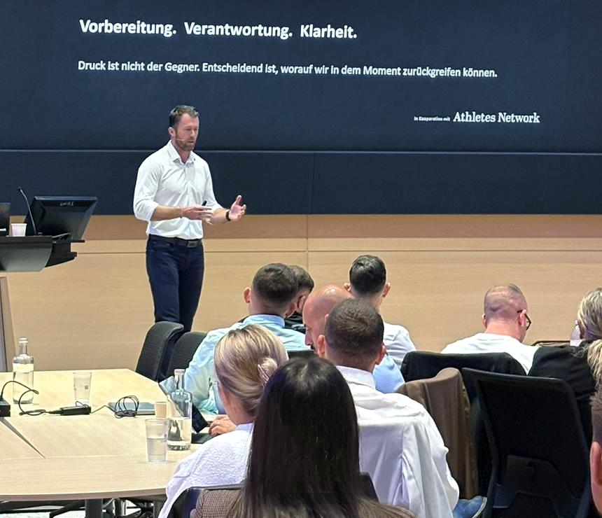 Alex Chatelain während seiner Keynote beim Zurich Leadership Day am 24. September 2026.